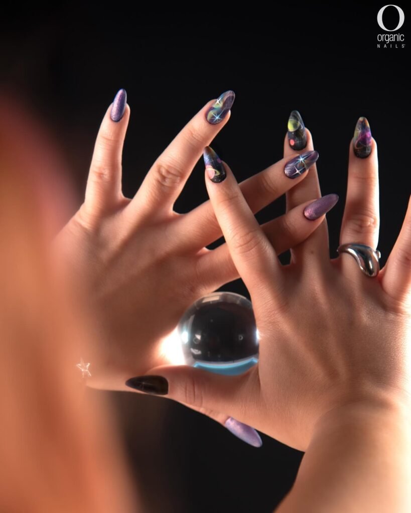 ¡Atrévete a brillar como nunca! ✨ La tendencia Neon Cosmos ha llegado para conquistar el universo de Organic Nails. Una mezcla perfecta de colores vibrantes y tonos cósmicos que reflejan la energía del espacio. 🌠
