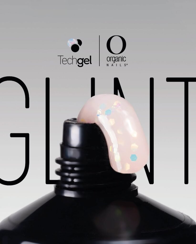 ✨ 𝐓𝐞𝐜𝐡𝐠𝐞𝐥 𝐆𝐥𝐢𝐧𝐭 𝐛𝐲 𝐎𝐫𝐠𝐚𝐧𝐢𝐜 𝐍𝐚𝐢𝐥𝐬 ✨ Uno de los tonos favoritos de la temporada. Su consistencia estable hace que su aplicación sea fácil y precisa, mientras que su acabado translúcido con glitter le da a tus uñas un toque sutil y elegante. ¡El brillo perfecto para deslumbrar en cualquier ocasión! 💫