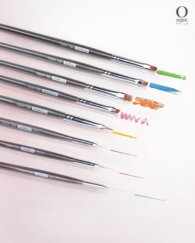 Pinceles Drawing Nail Art by Organic Nails. 💅✨ Crea diseños perfectos con detalles precisos con los pinceles Drawing Nail Art. Sus cerdas flexibles y esbeltas permiten lograr trazos ideales en cada diseño, sin perder control ni definición. Además, cada pincel incluye tapa metálica protectora para mantener su forma y proteger las cerdas.